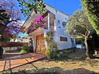 Casa a Fenals. Casa pareada