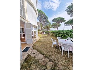Rent Flat in Centre-Platja. Platja daro planta baixa amb jardí privat i sortida directa al m
