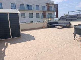 Rent Penthouse in Barri de Mar. Ático seminuevo con 61 m² de terraza, vistas al mar y pk en la f