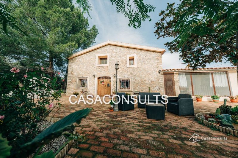 Foto e3015d5a-7d4f-487a-a9aa-e03124335778. Casale con camino riscaldamento parcheggio piscina in Useres (les)