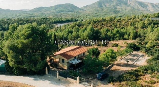 Foto 0ad24dc2-ae10-4cc3-833f-5a2c44b5f9fe. Casa amb xemeneia calefacció aparcament piscina a Sierra Engarcerán