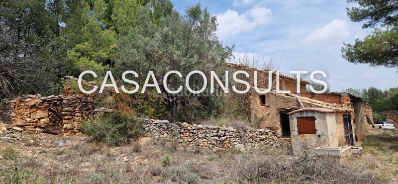 Foto e5a7e1a5-1789-413c-a9cb-0de9b0516ff2. Masia amb xemeneia aparcament a Benafigos
