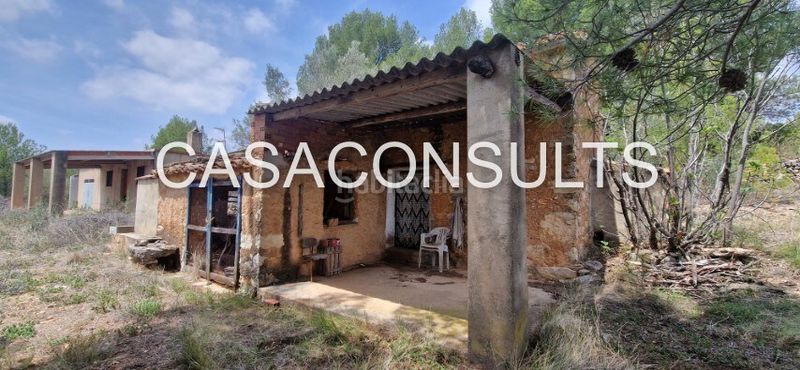 Foto f7661709-43ff-4f0b-b8f3-5e0e3cb35d8f. Masia amb xemeneia aparcament a Benafigos