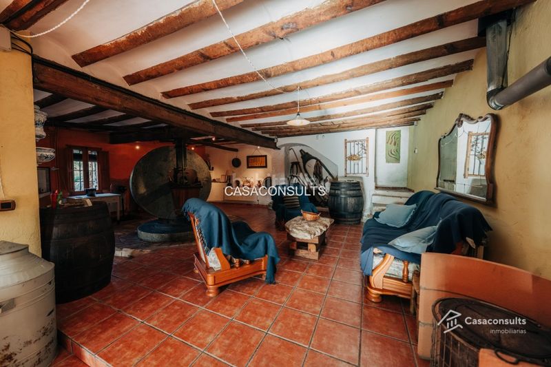 Foto ca423a13-e20f-4ee5-8bd6-b997bc090841. Masia amb xemeneia calefacció aparcament a Vilafamés