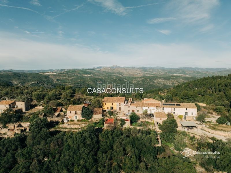 Foto d8538660-4d2f-46eb-b735-f82a9bcae75e. Masia amb xemeneia calefacció aparcament a Vilafamés