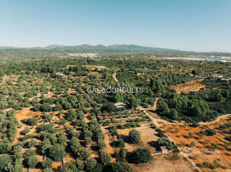 Foto 0067582a-9a6c-4f4e-8f1c-a5307e154319. Masia amb xemeneia aparcament a Vall d´Alba