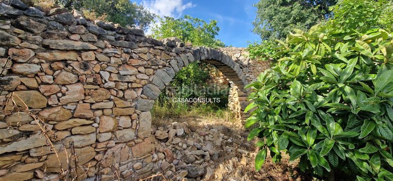 Foto 7a49d614-64c1-44bd-a1c6-177dd08d6fd9. Masia amb xemeneia aparcament a Vall d´Alba