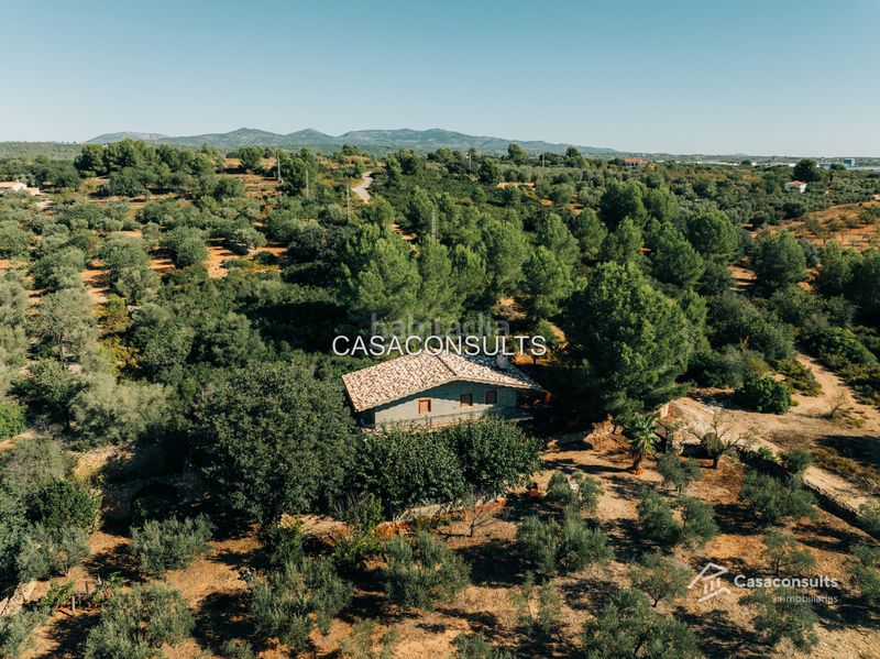 Foto 86e6700b-19c5-4763-87cb-9fe097b5a8ee. Masia amb xemeneia aparcament a Vall d´Alba