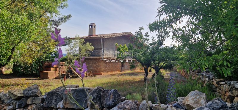 Foto 9db49566-5306-4cf1-a2db-a2521b6106cb. Masia amb xemeneia aparcament a Vall d´Alba