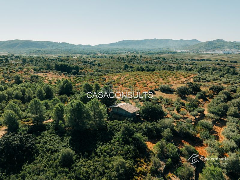 Foto a296429b-09b3-4093-805a-1d5297723edc. Masia amb xemeneia aparcament a Vall d´Alba