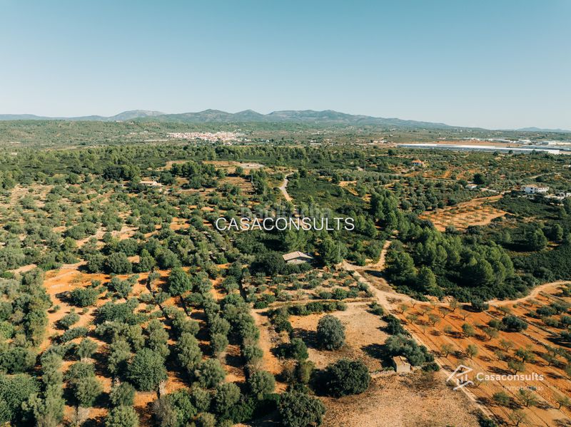Foto bd591231-9cf6-41e5-816a-a08c7d2f2458. Masia amb xemeneia aparcament a Vall d´Alba