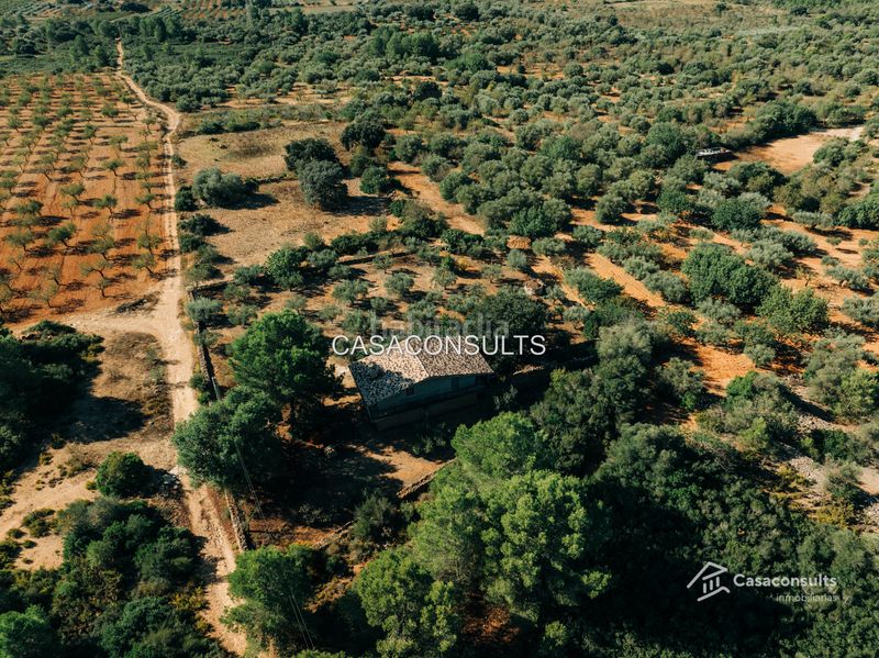 Foto c2b832a1-b833-4398-95e6-2929d6d37e85. Masia amb xemeneia aparcament a Vall d´Alba