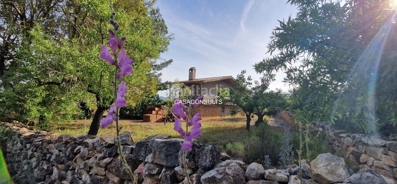 Foto cffd12bd-07b7-4548-ac6c-ee22e5b4d121. Masia amb xemeneia aparcament a Vall d´Alba