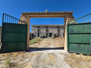 Finca rústica a Alhama de Granada. Finca rústica con cortijo y plantación de almendros en alhama de