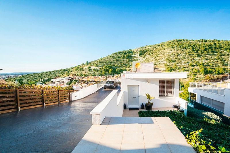 Foto 4bfb8902-4f1b-4edd-ac0a-c51119ac55c6. Xalet amb calefacció aparcament piscina a Levantina - Montgavina - Quintmar Sitges