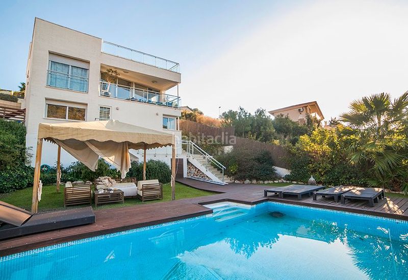 Foto 91b10acc-0409-48e0-b162-a38e156d25f3. Xalet amb calefacció aparcament piscina a Levantina - Montgavina - Quintmar Sitges