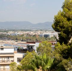Etagenwohnung in Carrer del penedès 1. Amplio piso de 3 dormitorios con terraza a pocos minutos de play