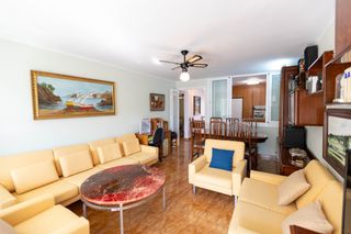 Etagenwohnung in Carrer del penedès 1. Amplio piso de 3 dormitorios con terraza a pocos minutos de play