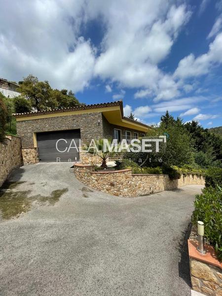 Foto ed840ba2-edab-41dc-8810-4ed23f2a0a45. Chalet preciosa en la prestigiosa urbanización mas nou! en Platja d´Aro