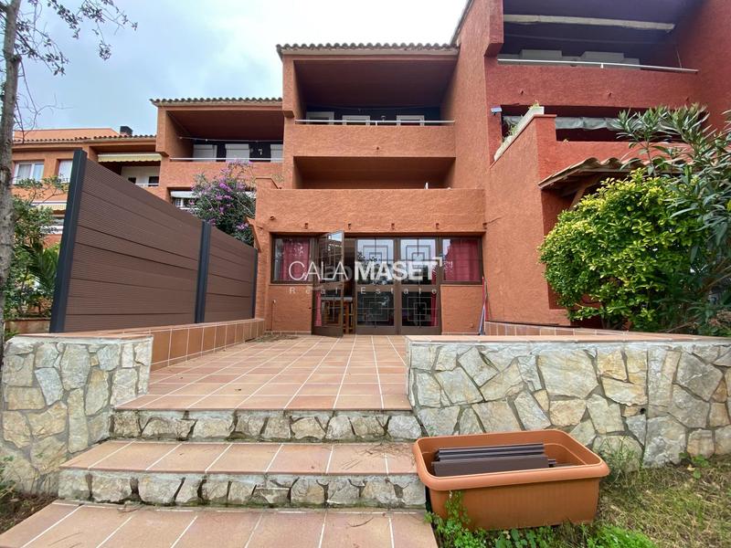 Foto 6017e085-ecb2-464e-94e7-0350cb1ba8c7. Casa a schiera con parcheggio in Los Pinos-Politur Platja d´Aro