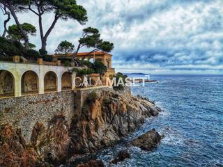 Casa adossada a Tueda. Encantadora casa adosada en sagaró, a un paso de la playa de san