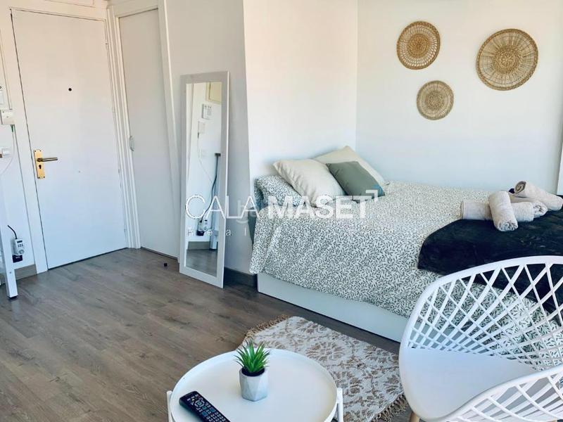 Foto d46eedbd-5cc6-4159-b434-1ce3a37eea63. Estudio en marítim estudio en primera línea del mar con licencia en Platja d´Aro
