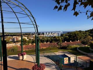 Casa adossada a Francesc ferrer i guàrdia 56. Casa adosada con vistas panorámicas en mirador de sagaró