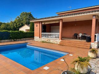 Casa  Can carbonell. Vivienda unifamiliar con piscina en can carbonell  caldes de mal