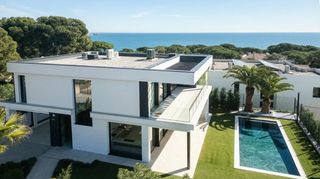 Chalet in Torre Valentina-Mas Vilar de La Mutxada-Treumal. Diseño contemporáneo y vistas abiertas al mediterráneo