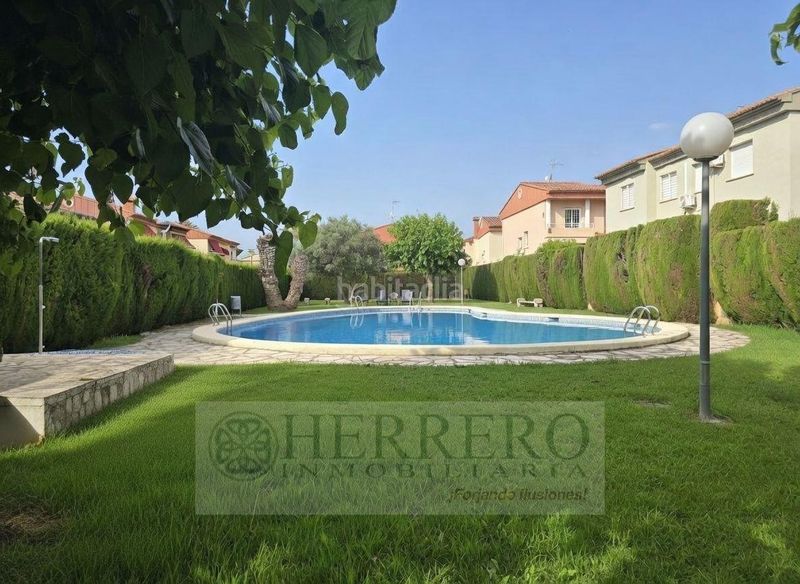 Foto 108cef29-f610-4bd8-bc00-233e8355da6e. Casa aparellada amb calefacció aparcament piscina a Gandia