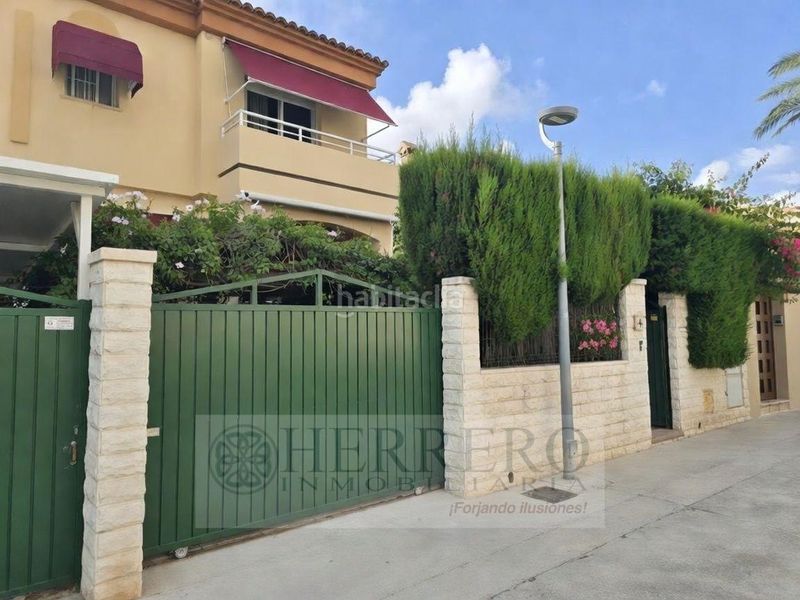 Foto 1a03f53d-14a1-4a89-b072-8d78116f59fa. Casa aparellada amb calefacció aparcament piscina a Gandia