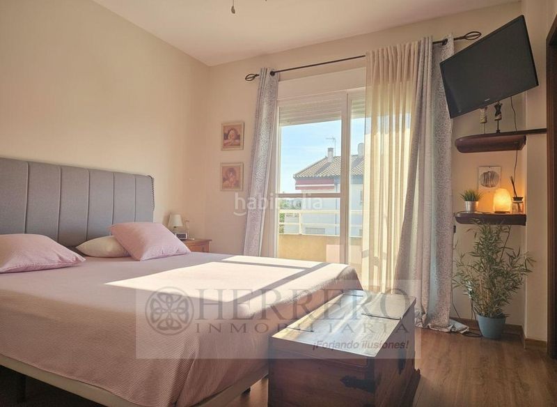 Foto 7a75debe-f3d4-4250-8077-4e77cefb5361. Casa aparellada amb calefacció aparcament piscina a Gandia