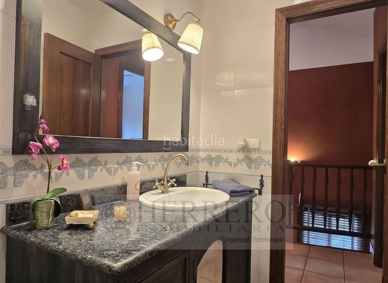 Foto a7af94bd-e5de-4b73-99d0-5de19cf30e9b. Casa aparellada amb calefacció aparcament piscina a Gandia