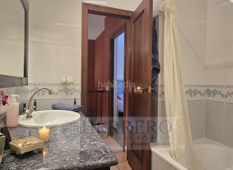 Foto d2372e53-7fa9-46b6-b72b-04ad27bc878a. Casa aparellada amb calefacció aparcament piscina a Gandia