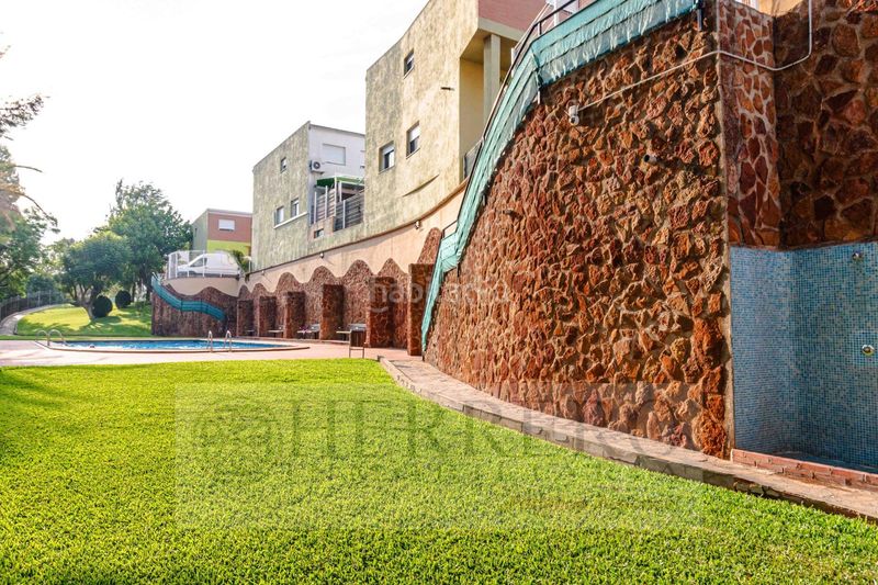 Foto 7d8bd68f-b666-4cc6-b8c3-883d164d19bc. Casa adossada amb calefacció aparcament piscina a Almoines