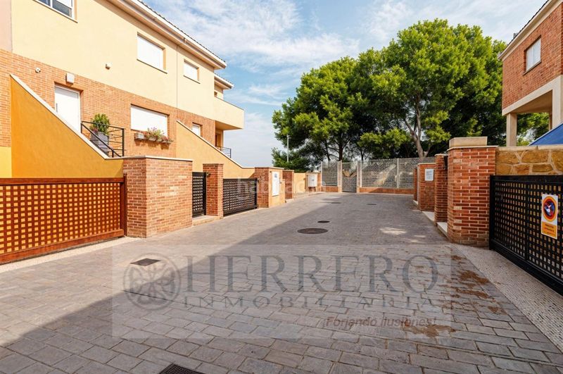 Foto bab818c2-04d9-4a20-b349-7bdb7f0d34b4. Casa adossada amb calefacció aparcament piscina a Almoines