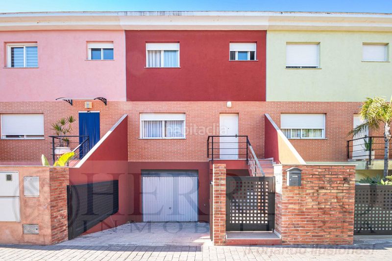 Foto c4dda104-248b-4d73-9481-59c4a13f8679. Casa adossada amb calefacció aparcament piscina a Almoines