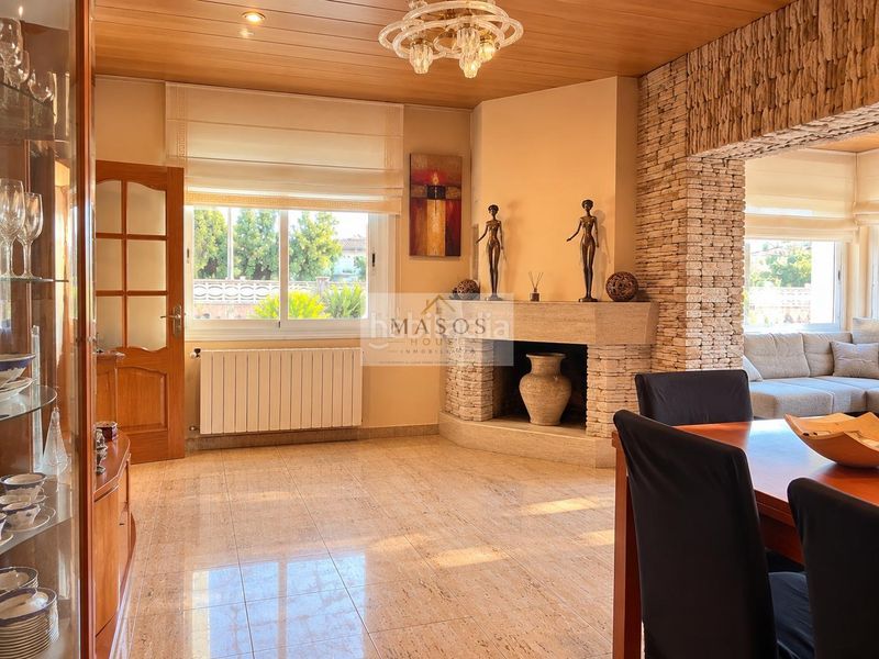 Foto ee39a264-4a58-4d3a-8cad-491b10d9cd6a. Chalet con parcheggio in Els Masos - Els Garrofers Coma-ruga