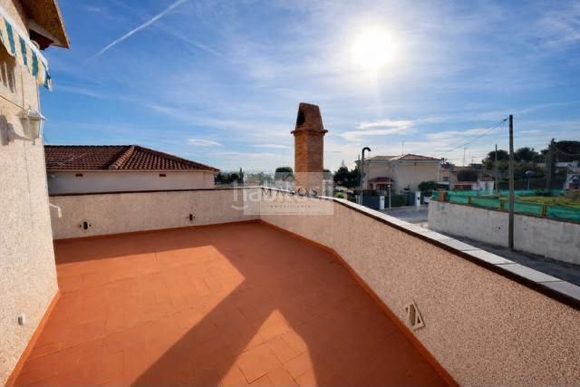 Foto bc96772b-8d82-4b18-8844-d511d57f3730. Casa amb aparcament a Segur de Calafell nucli urbà Segur de Calafell