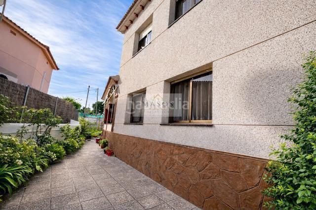 Foto fbcca5aa-8c27-40b0-8da8-8ffd4153276b. Casa amb aparcament a Segur de Calafell nucli urbà Segur de Calafell