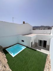 Casa en Zona de la Vega. Casa independiente con piscina