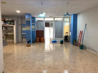 Lloguer Local Comercial  Avinguda de la albufera. Bajo comercial para actualizar , avenida principal sedavi
