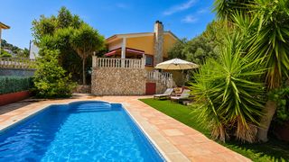 Xalet a Nou Vendrell. Chalet independiente con piscina privada, licencia turística y n