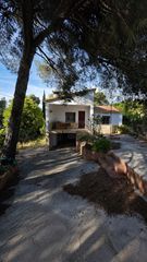 House in Torrelles de Foix. Vivienda independiente con jardín y un enorme potencial de trans