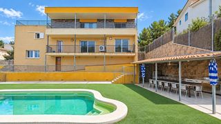 Chalet in Canyelles. Exclusiva villa con piscina y jardín privado cerca de sitges