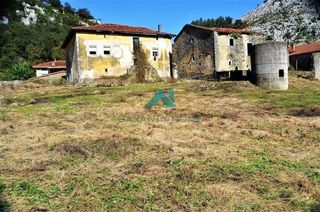 Masía en Voto. Se vende casa de pueblo con terreno