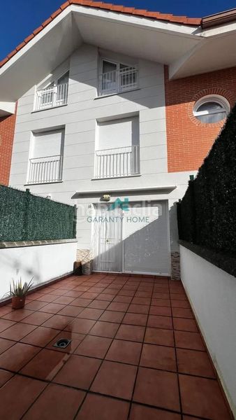 Foto 86940a67-5754-4729-b60d-ab4aa4845d93. Casa adossada amb calefacció aparcament a Ampuero