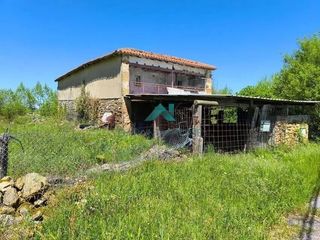 Masía en Voto. Se vende casa con terreno en bárcena de cicero