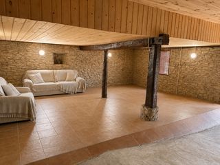 Casa  Cimavilla plaza. Casa de piedra con gran txoko reformado y zona de barbacoa en os