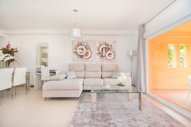 Foto 7a79e91d-366a-4477-94a3-27eb3a6be2f6. Casa adossada amb aparcament piscina a Centro Estepona